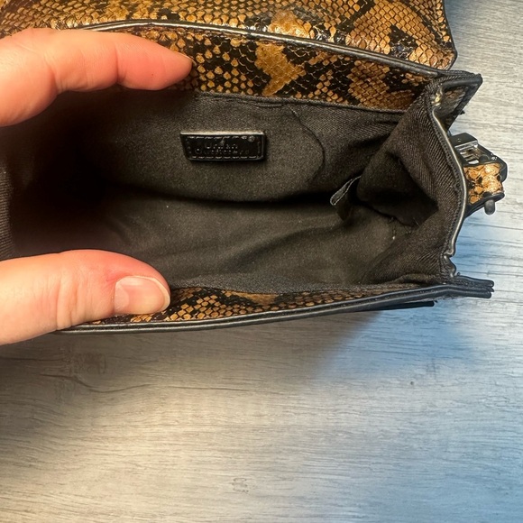 Urban Outfitters Tan and Brown Crossbody Bag with Snakeskin Pattern 😻 - Picture 5 of 6